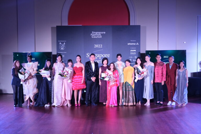 Five finalists of Singapore Stories 2022 with President Wilson Teo, Ms Sim Ann, Pakkee Tan and Kennie Ting